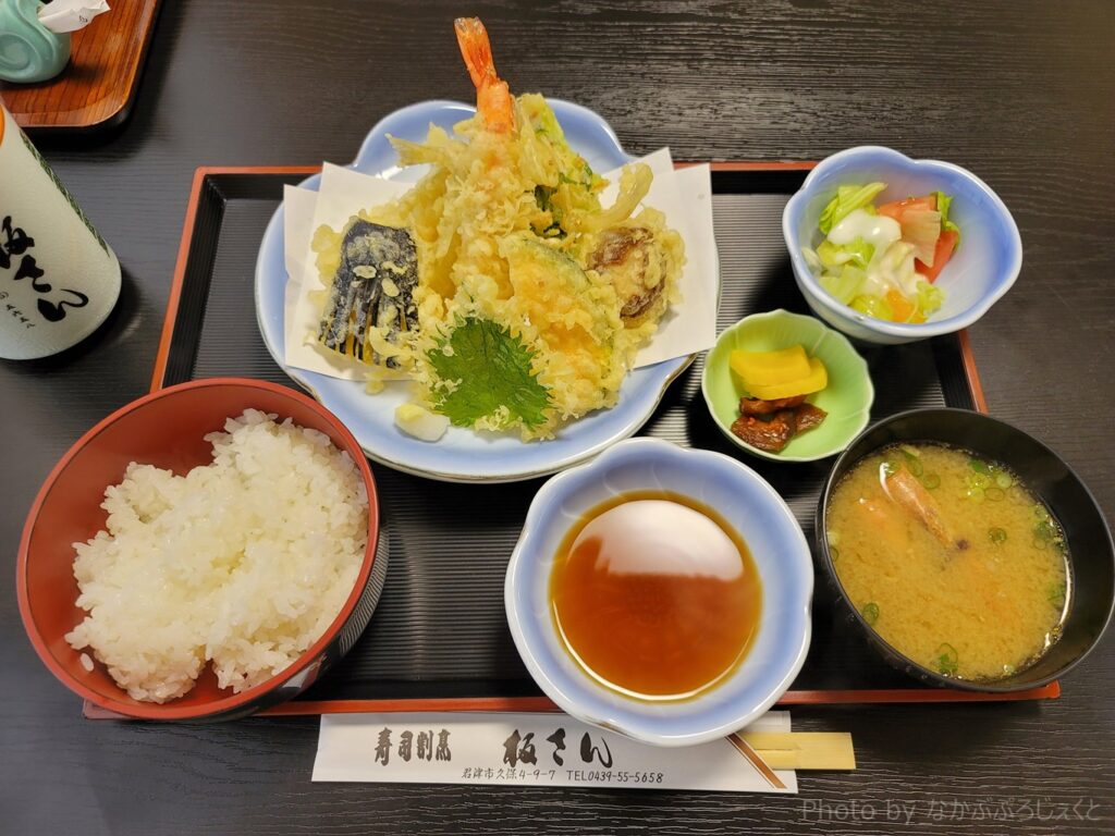 ヨメが食べた天ぷら定食。揚げたての天ぷらはサクサクで大満足だったそうです。