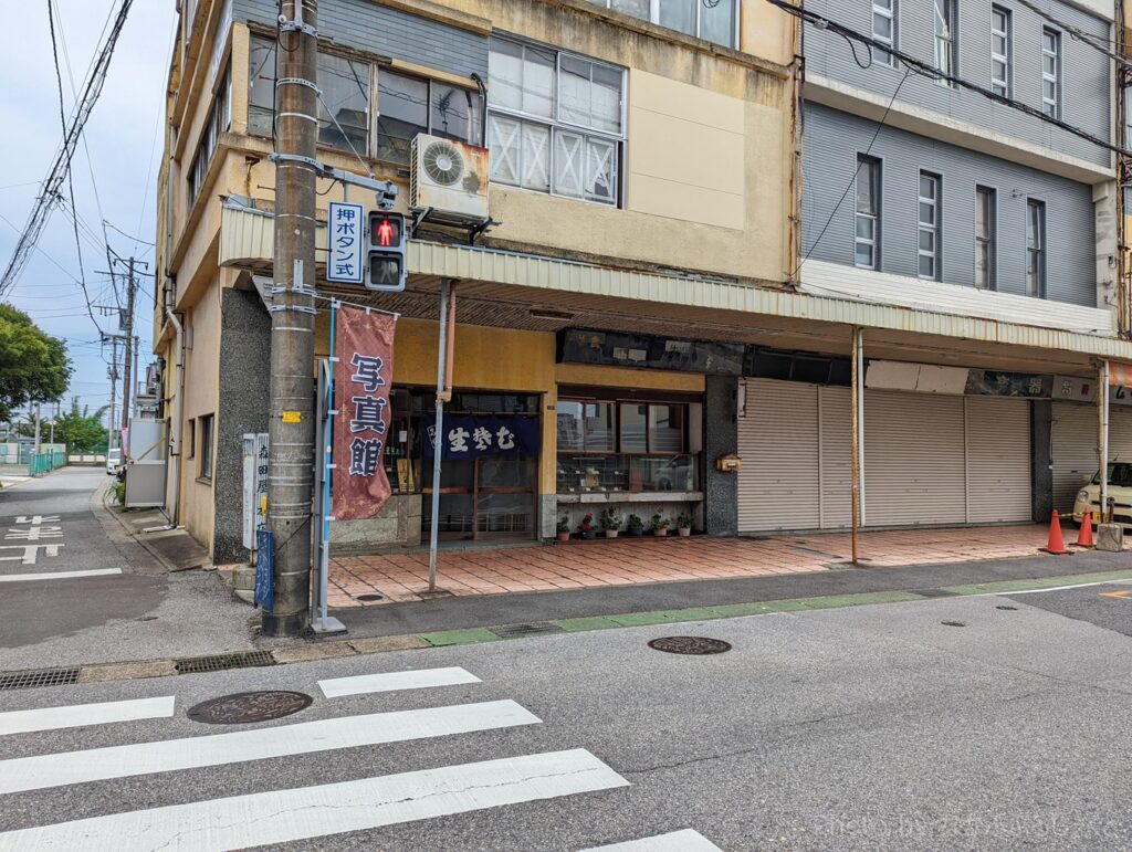 森田屋本店のレトロな外観です。ビルの壁といい、昭和の建物、という感じです。