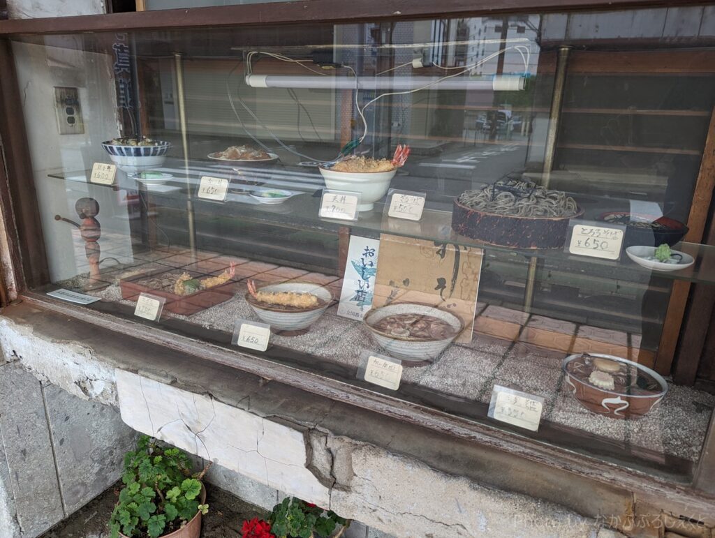 お店の前には食品サンプルが展示されていました。