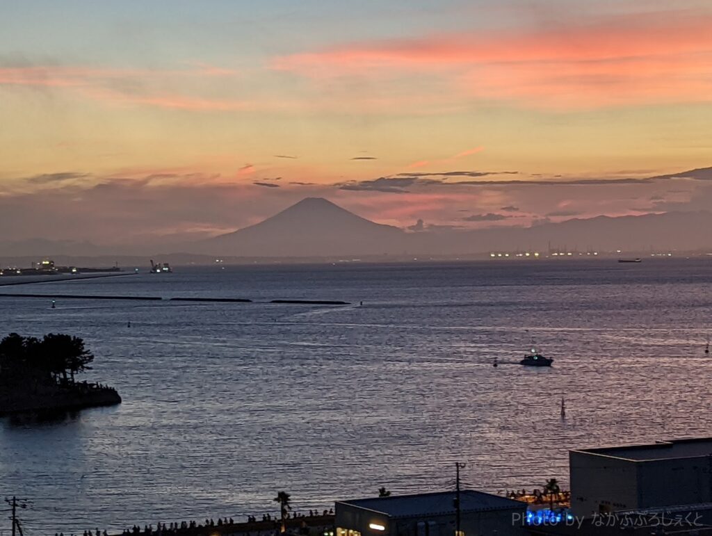 KUKULUホテルの屋上から見た富士山。9階のレストランからもよく見えますが、ガラスがない分よりきれいに見えます。